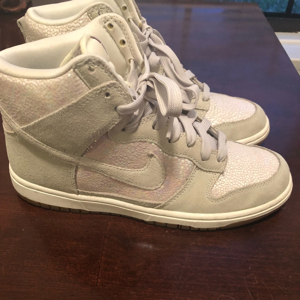 NIKE WOMENS HIGH TOP SNEAKERS Size 8